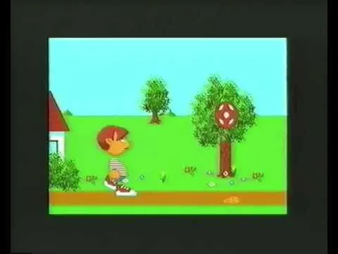 Stillbild ur Atari-animationen: en pixlig pojke med rött hår och randig tröja bredvid ett hus, med en boll som fastnat i ett träd på en klargrön gräsmatta.