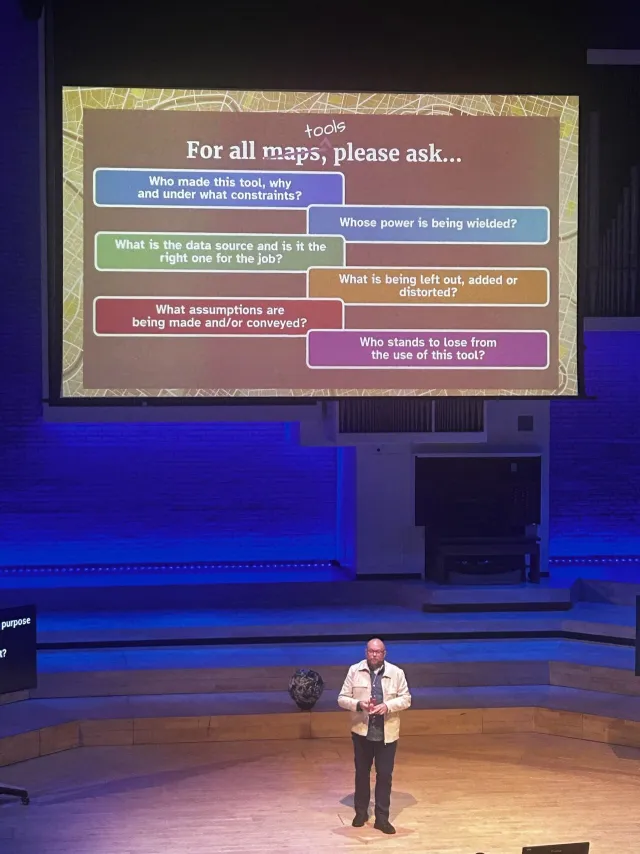 Foto: Aleksandra Sielaff: Per Axbom på scen på Camp Digital 2025. ”For all tools, please ask…”: frågor om vem som gjort ett verktyg, vems makt det tjänar och vem som kan förlora på det.