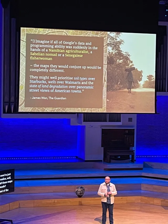 Foto: May Viratikul: Per Axbom på scen på Camp Digital 2025. Ett citat av James Wan i The Guardian om hur annorlunda kartor skulle se ut om andra gjorde dem.