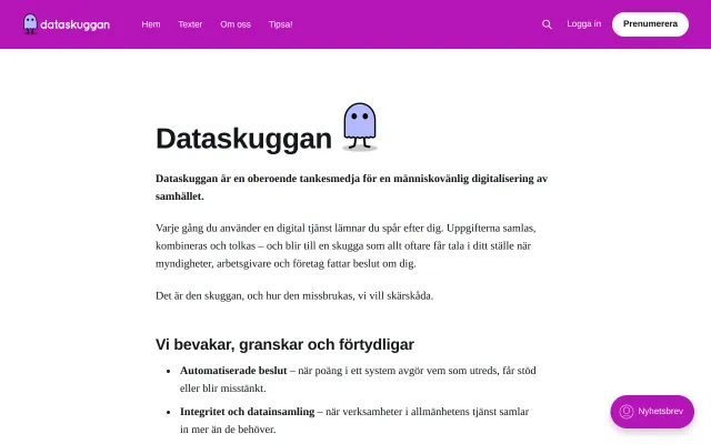 Dataskuggans startsida: ett magentafärgat sidhuvud med spöklogga och menyn Hem, Texter, Om oss, Tipsa! Nedanför rubriken ”Dataskuggan” bredvid det lavendelfärgade spöket, raden ”Dataskuggan är en oberoende tankesmedja för en människovänlig digitalisering av samhället” och början på listan ”Vi bevakar, granskar och förtydligar”.