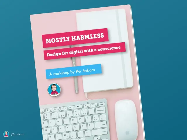 Workshoppens titelbild: ”Mostly Harmless – Design for digital with a conscience. A workshop by Per Axbom”, på ett arbetsboksomslag som ligger på ett rosa skrivbord med tangentbord, mus och anteckningsbok.