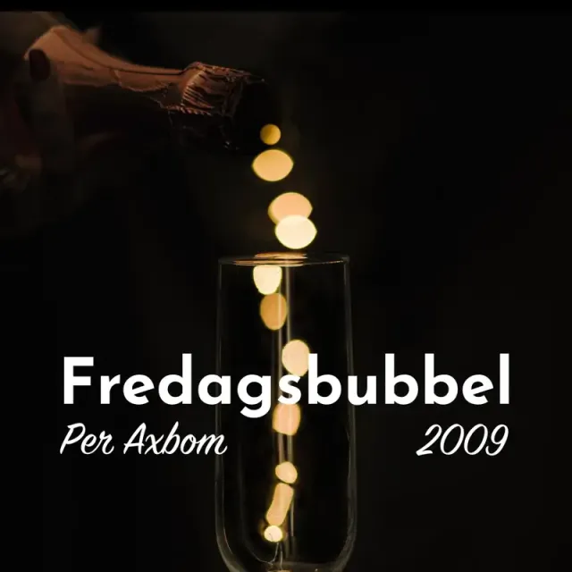 Poddomslag: mousserande vin hälls i ett glas, dropparna lyser som gyllene bubblor mot svart bakgrund. Text: Fredagsbubbel, Per Axbom, 2009.