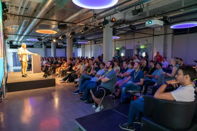 Foto: Snowflake: Per Axbom vid talarstolen, med publiken som fyller salen på Front Conference 2022.