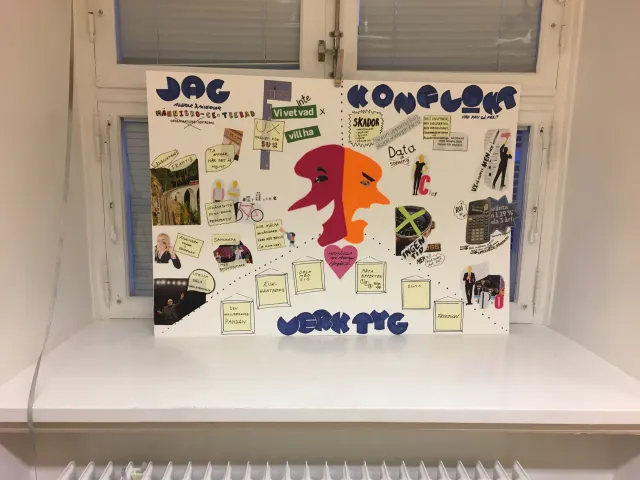Studentaffisch: ”Jag, Konflikt, Verktyg”: En collageaffisch i tre delar – jag (människocentrerad, ifrågasätta, samarbeta), konflikt (skador, data, ingen tid, pengar) och verktyg (riskhantering, dela med sig, mäta effekter, den inkluderande pandan) – runt en tvåfärgad profil i rött och orange.