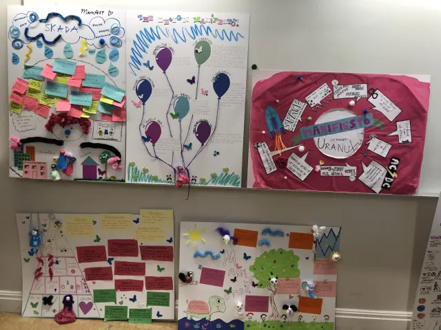 Manifest på väggen, februari 2020: Flera studentmanifest hänger tillsammans: ballonger, lappar, teckningar och det rosa Uranux-manifestet.