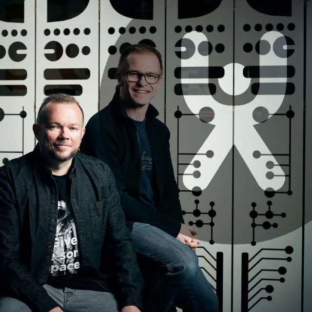 Omslagsbild: James Royal-Lawson och Per Axbom framför en vägg med UX Podcasts logga.