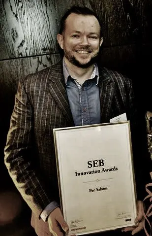 Per Axbom ler och håller ett inramat diplom från SEB Innovation Awards.