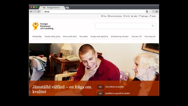 Nya skl.se:s startsida i en webbläsare: SKL:s logotyp, en navigeringsrad och ett stort foto på en ung man och en äldre kvinna med rubriken ”Jämställd välfärd – en fråga om kvalitet”.